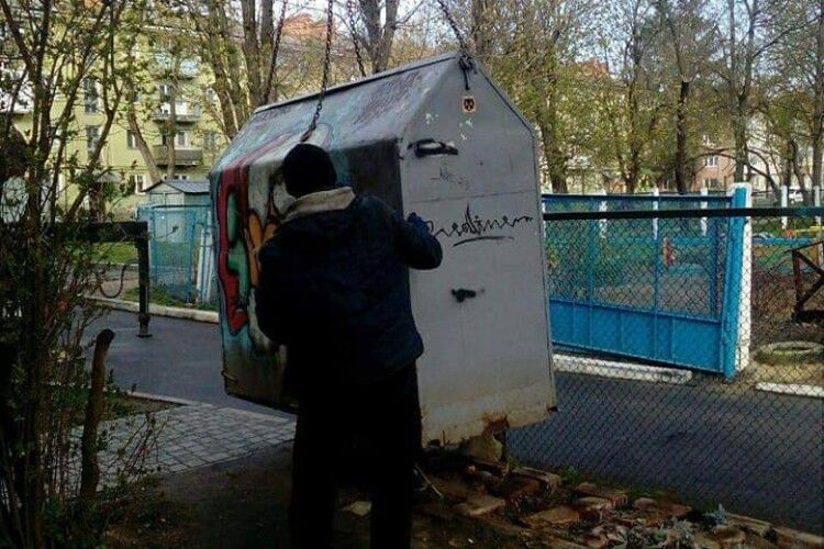 Луцькі муніципали прибрали ще одну незаконну «будку»