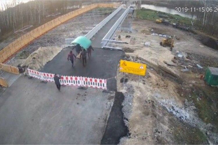 Жителі окупованої території спіонерили лавку з моста у Станиці Луганській, – ЗМІ