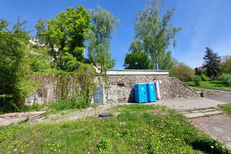У центрі Луцька з аукціону продали колишню громадську вбиральню
