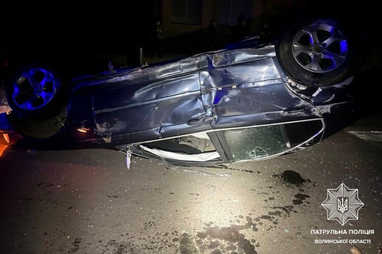 Збив дорожній знак та перекинувся: на Волині водій летів на великій швидкості
