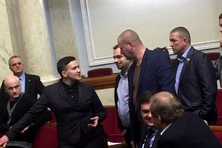 Савченко прийшла у Раду з пістолетом і гранатою 