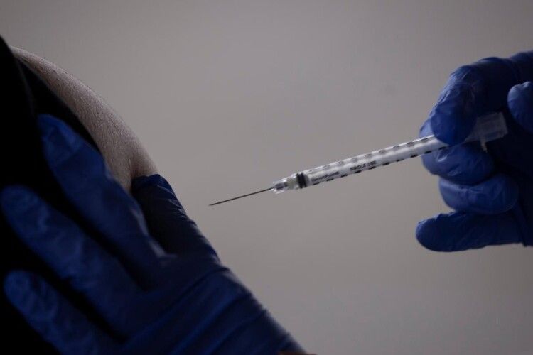 На вакцинацію в Україні вже записалися майже 60 тисяч медиків