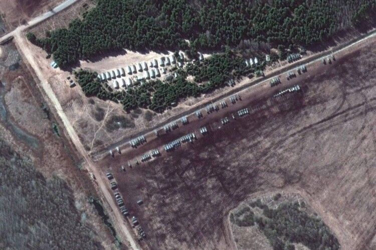 Супутник сфотографував накопичення білоруських наступальних сил