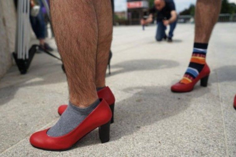 П'яничку випадково зачинили на ніч у торговельному центрі: зжер бутерброди і переміряв усе жіноче взуття