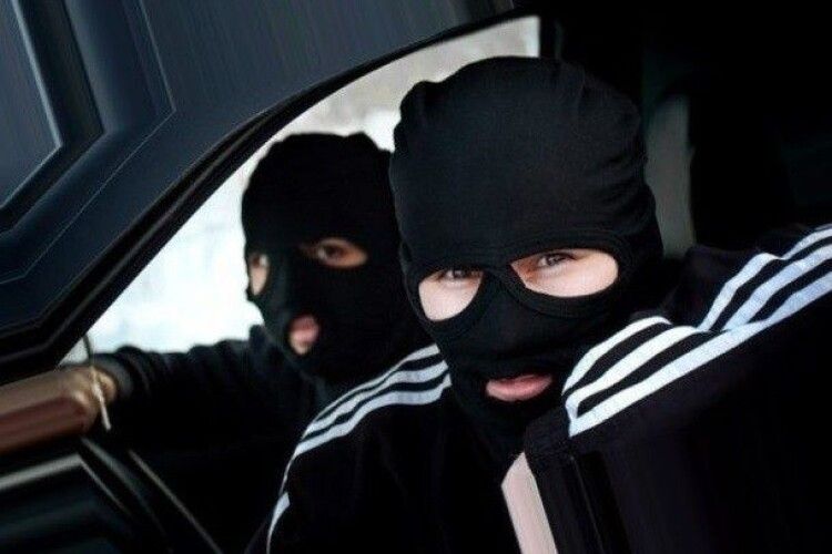 У Нововолинську впіймали двох неповнолітніх грабіжників