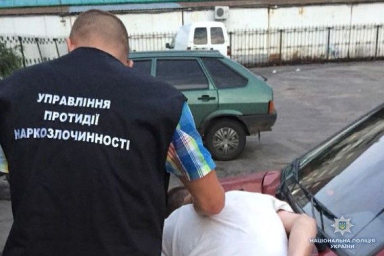 Поліція вилучила у двох лучан канабіс та амфетамін