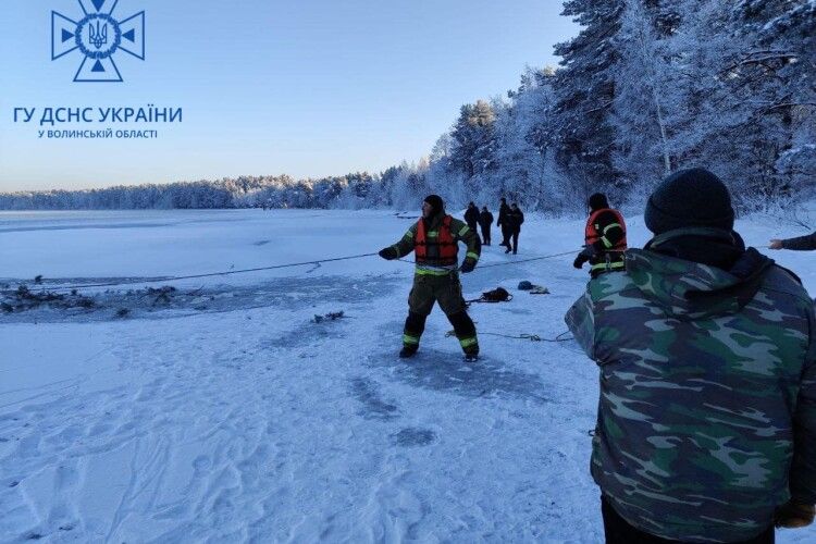 На волинському озері втопилася людина (Фото 18+)