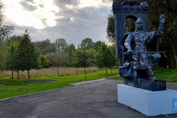 Учні Володимир-Волинської гімназії запрошують до проєкту «Скульптури говорять…» (Відео)