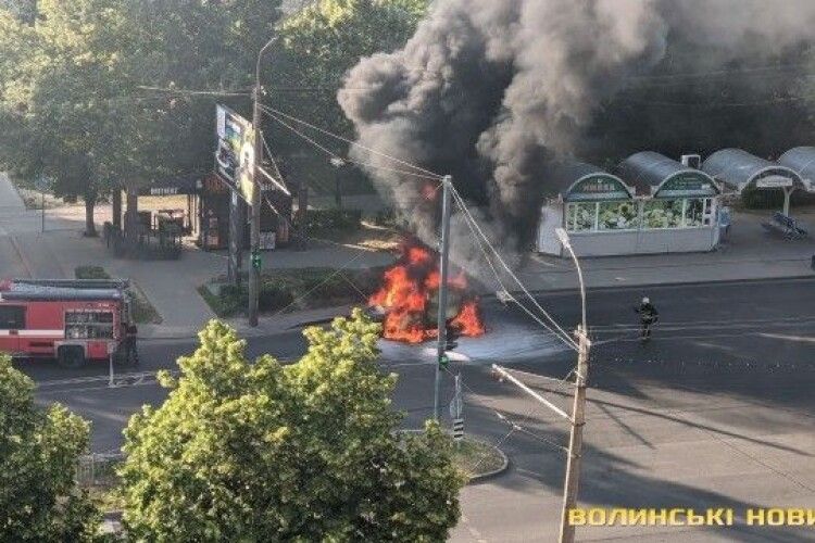 У Луцьку згоріло авто (Відео, фото)