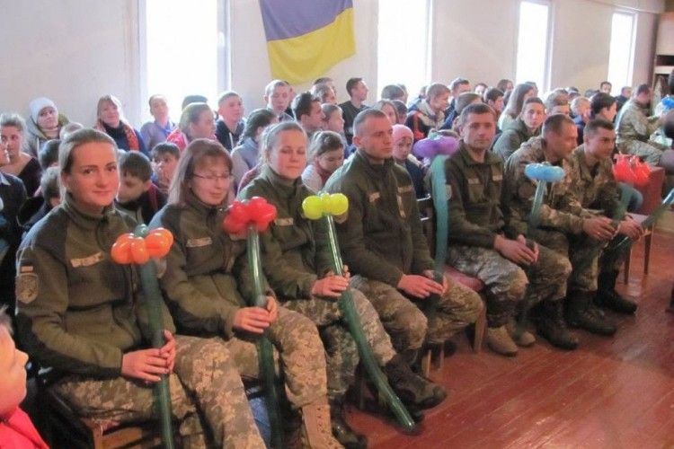 Старовижівські школярі виступали у військовій частині