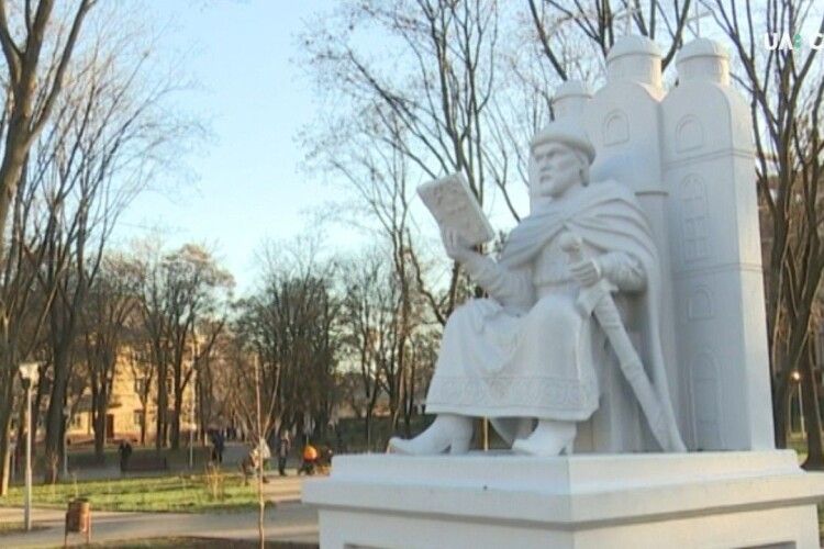 Бути чи не бути пам’ятнику князю київському?