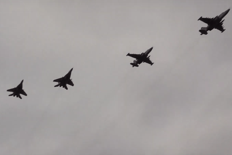 Українські військові літаки піднялися в небо над Азовським морем (Відео)