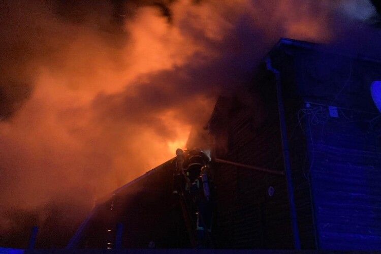 Під ранок у Луцьку сталася масштабна пожежа (Фото)