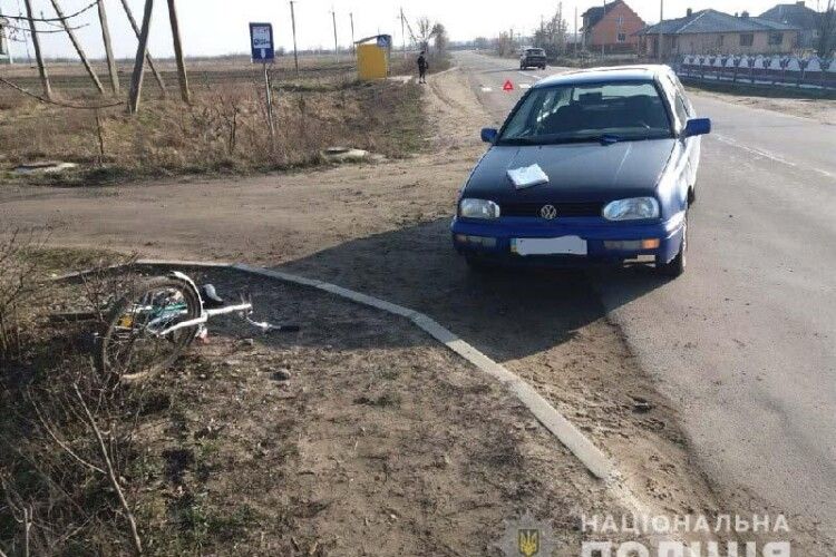 На Рівненщині нетверезий велосипедист потрапив під колеса легковика