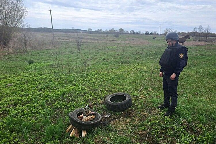 У селі біля Луцька місцеві мешканці намагалися спалити боєприпас, що не здетонував