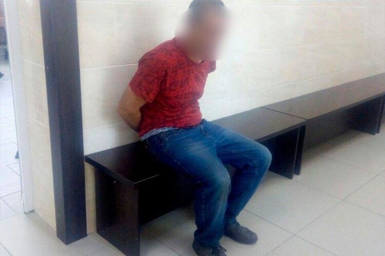 У Луцьку агресивний чоловік спробував вихопити зброю у поліцейської