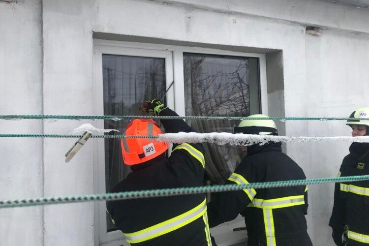 Волинські рятувальники допомогли матері потрапити в дім: дитина зачинилася в оселі (Фото) 