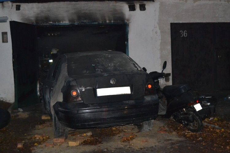 На Рівненщині пожежники врятували автомобіль із палаючого гаража