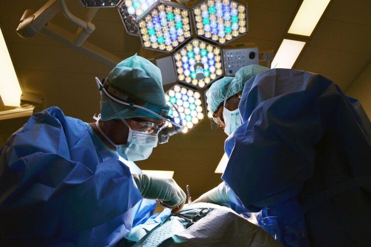 Лікарка під час операції забула серветку в тілі 7-річної дитини