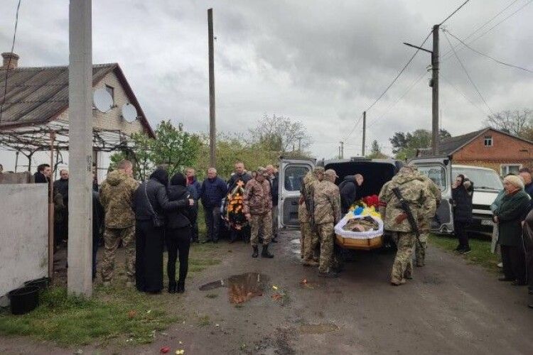 «Смерть Миколи – це біль усієї країни»: у Луцькому районі попрощалися із загиблим штаб-сержантом (Відео)