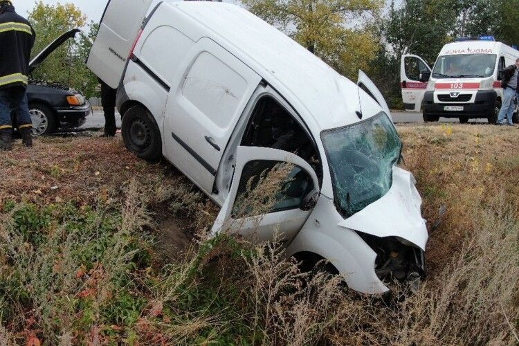 Зіткнулися «Renault» і «Toyota»: від удару 15-річна дівчинка вилетіла через вікно і впала на дорогу (Фото, відео)