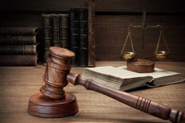 У Польщі засудили українку, яка викинула немовля у смітник