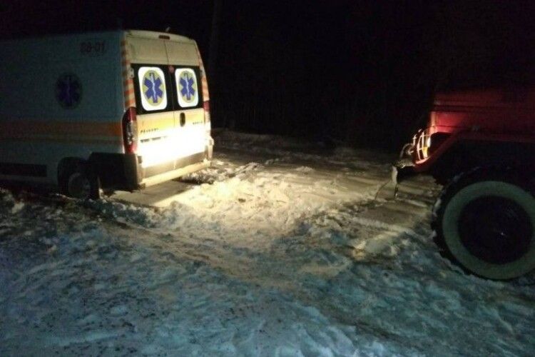 На Волині аж три машини швидкої допомоги застрягли в снігових заметах