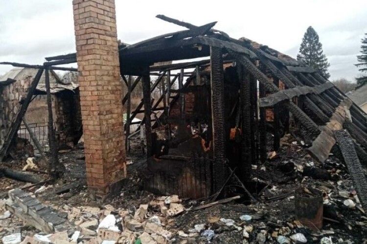 Дев'ять людей лишилося без даху: на Рівненщині збирають гроші для сім'ї, яка постраждала від пожежі
