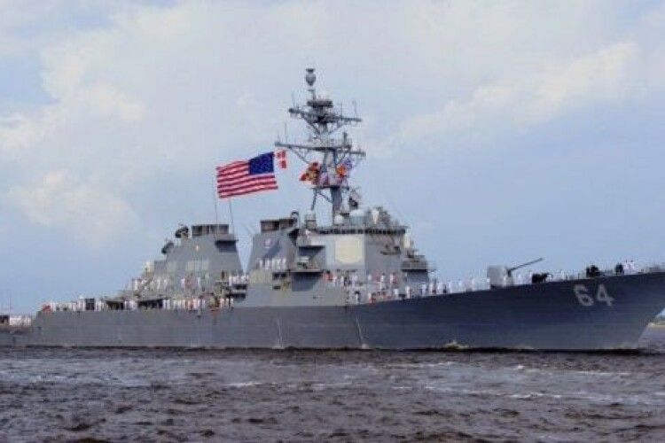 Ракетний есмінець ВМС США Carney заходить в Чорне море