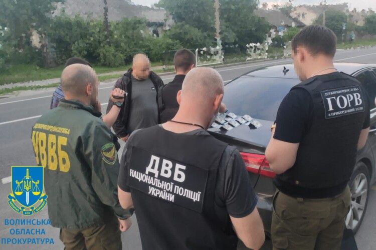 6000 доларів за виїзд з України: на Волині викрили факти сприяння ухилянтам у втечі за кордон (Фото)