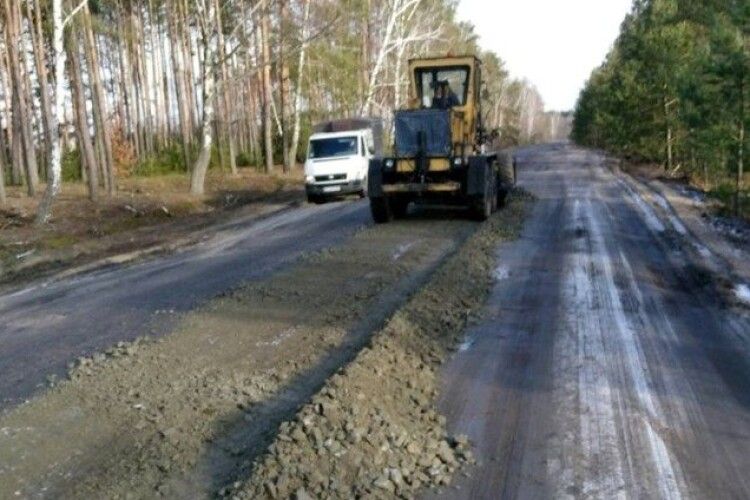 На проблемній ділянці дороги Судче-Березна Воля на Любешівщині розпочали ремонт