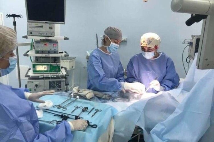 Українські лікарі видалили у немовляти півторакілограмову пухлину