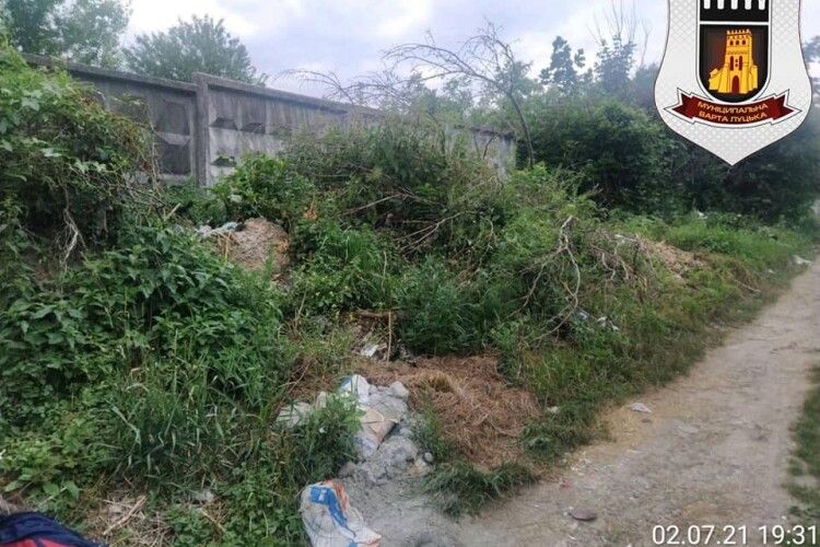 Луцькі муніципали вимагають у відомого будпідприємства прибрати сміття 