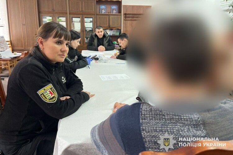 За крок до трагедії: у ліцеї на Закарпатті затримали підлітка з ножем