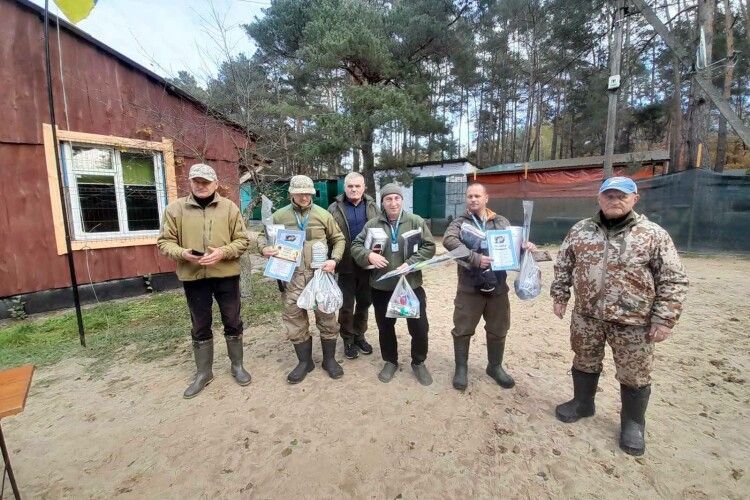 Переможець спіймав три щуки: на волинському озері 20 рибалок випробували вдачу