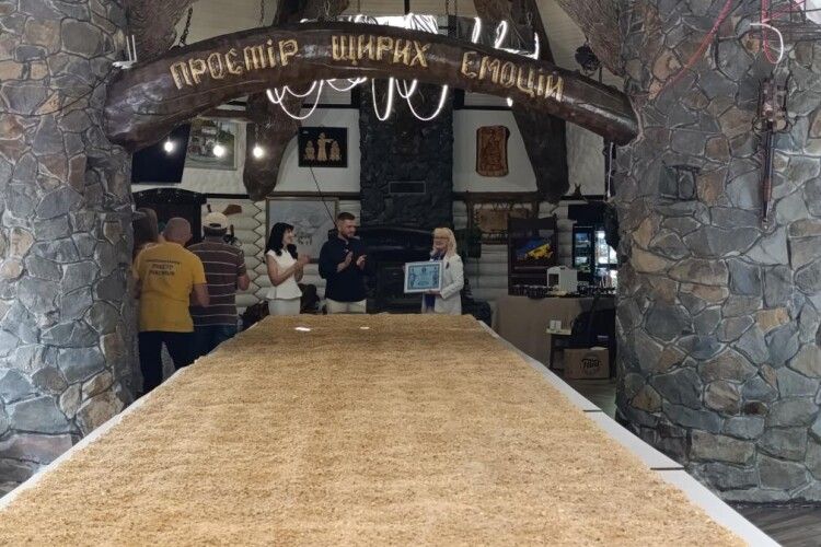 На Закарпатті спекли найбільший в Україні медівник вагою 750 кг