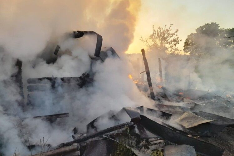 Вогонь наробив лиха: під ранок на Рівненщині горіла хата (Фото)