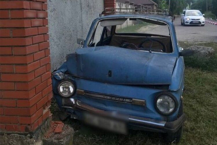 У Луцьку пенсіонер розбив у ДТП свій легендарний ретро-автомобіль