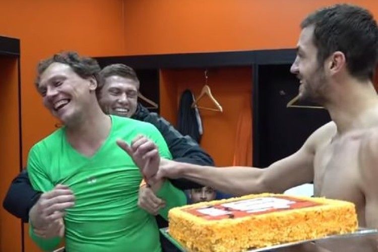 Партнери з «Шахтаря» зацідили Андрію П'ятову тортом в обличчя (відео)