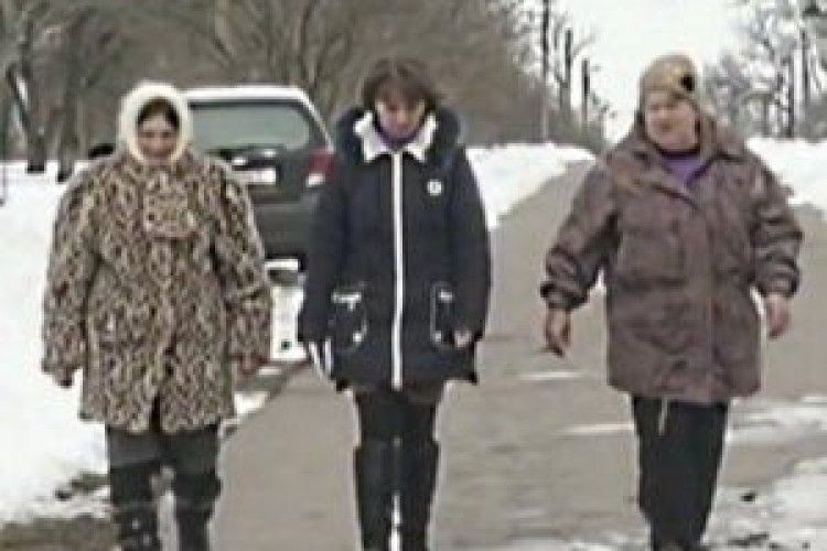 З палицями в руках: жінки показали, як треба охороняти село