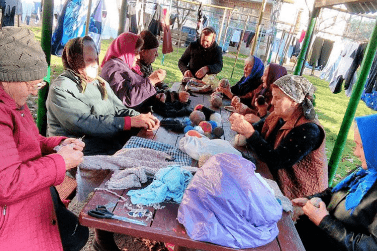 У селищі на Рівненщині літні жінки об'єдналися і вже кілька місяців плетуть військовим шкарпетки