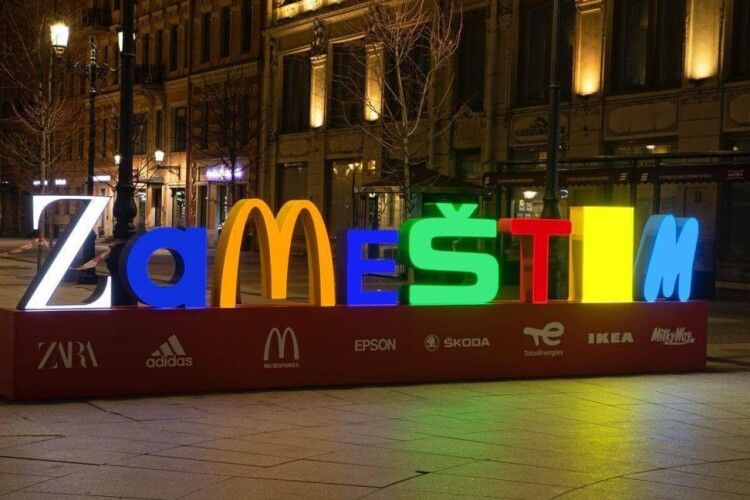 У росії встановили «пам'ятник» із перших літер брендів, що пішли через війну (Фото)