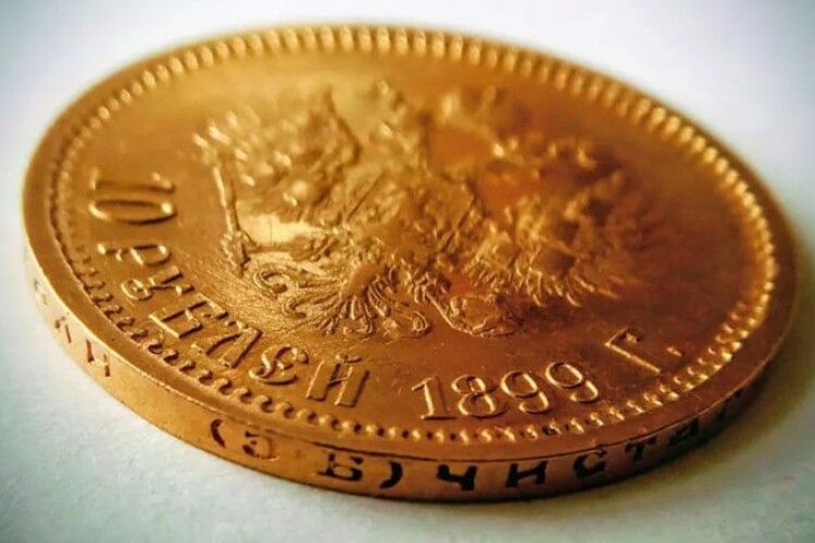 На Волині судили жінку, яка намагалася вивезти за кордон цінну монету з орлом