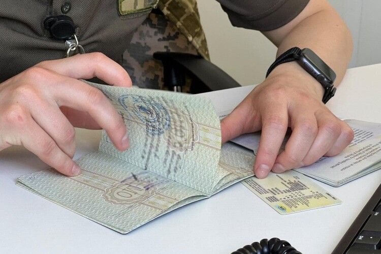Уможливив виїзд за кордон 278 військовозобов'язаних чоловіків – волинянин постане перед судом