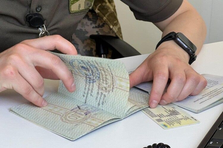 Волинського перевізника підозрюють у незаконному переправленні через кордон 17 військовозобов'язаних