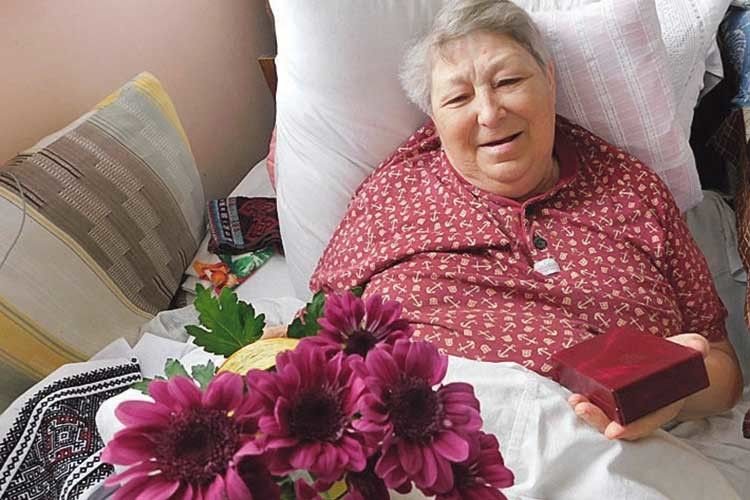 101-річна жінка доглядає хвору доньку