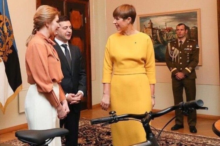 Неочікувано, але з натяком: президентка Естонії подарувала Зеленському велосипед
