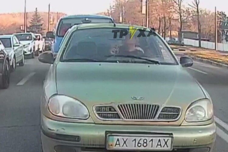 Чоловік голився прямо за кермом авто, стоячи на світлофорі: момент потрапив на камеру (Відео)