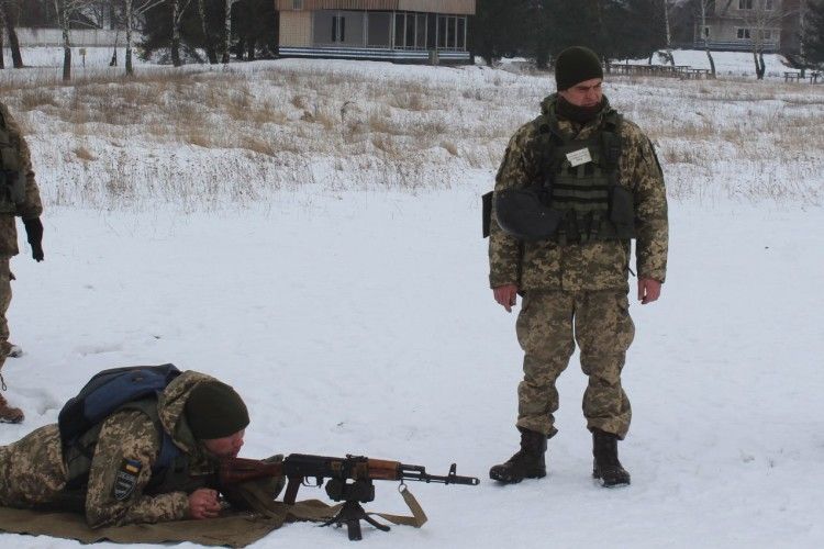 У Володимирі-Волинському резервісти відновлюють навички стрільби зі стрілецької зброї