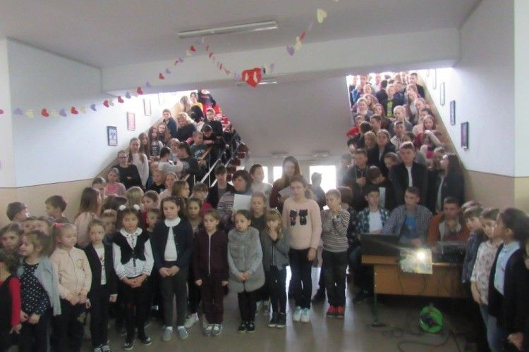 Школярі у Рованцях вшанували пам'ять загиблих за Україну